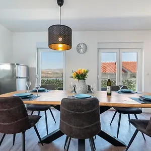 https://delux-apartment-eva.hotels-in-trogir.com