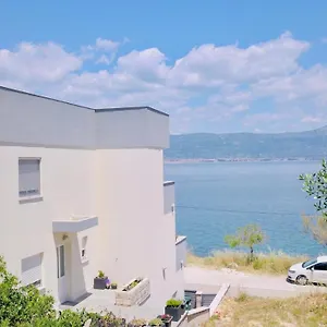 https://vila-rovci-slatine.hotels-in-trogir.com